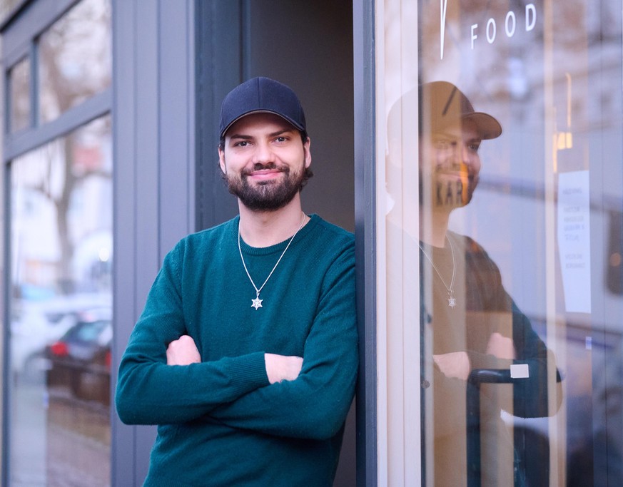 Jimi Blue Ochsenknecht steht vor dem Kitchenkartell in Charlottenburg. Ochsenknecht präsentierte den „Jimi Orange” Bowl zum Veganuary beim Live-Cooking &amp; Tasting-Event.