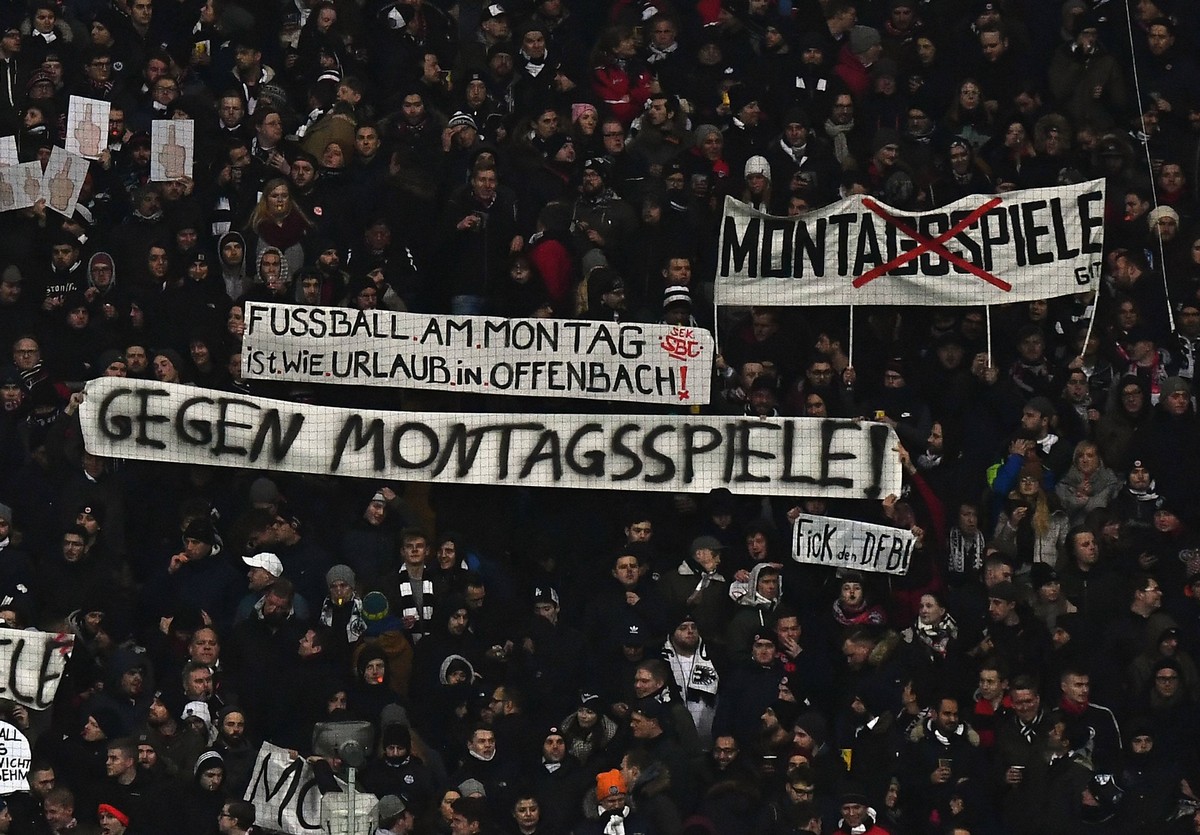 19.02.2018, xjhx, Fussball 1. Bundesliga, Eintracht Frankfurt - RB Leipzig, emspor v.l. Anti DFB DFL Montags Spiele Proteste Plakate Banner Frankfurt *** 19 02 xjhx 2018 football 1 Bundesliga Eintrach ...