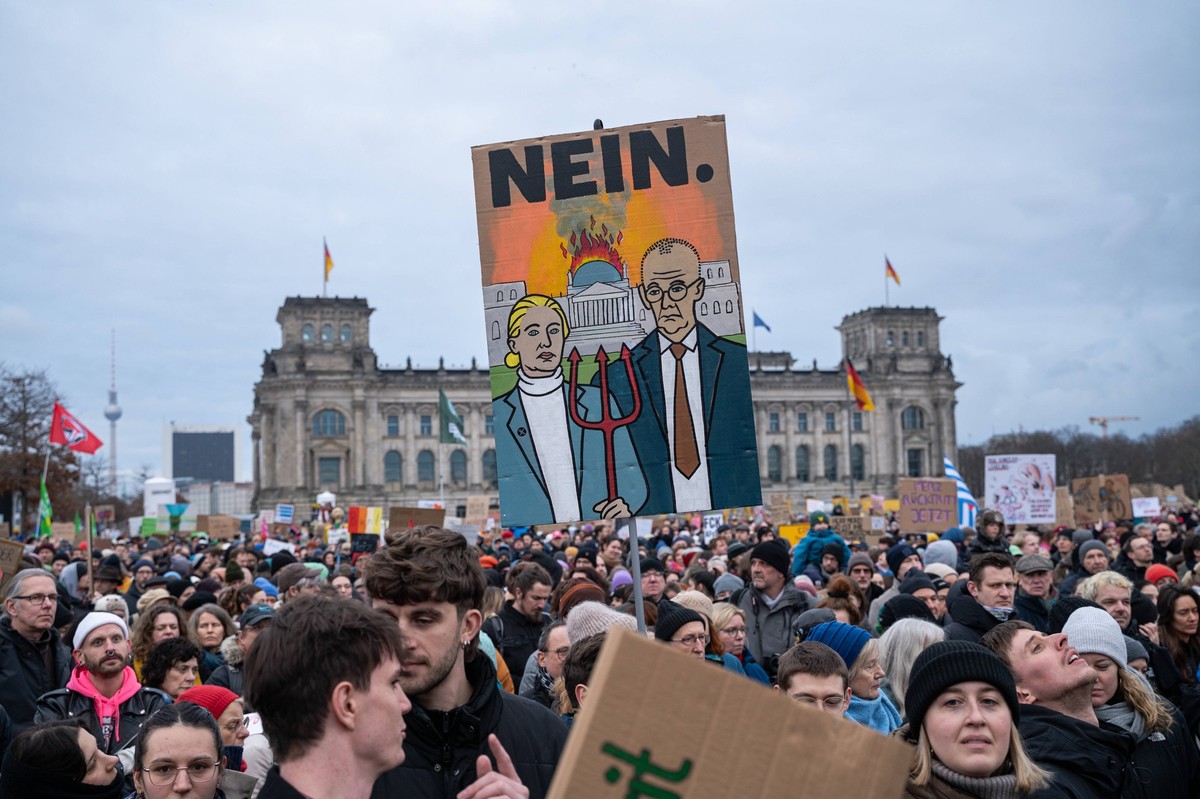 News Bilder des Tages 02.01.2025, Berlin, Deutschland, Europa - Zehntausende protestieren drei Wochen vor der anstehenden Wahl zum 21. Deutschen Bundestag am 23. Februar 2025, vor dem Reichstagsgebaeu ...