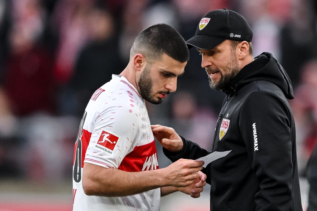 ARCHIV - 11.02.2024, Baden-Württemberg, Stuttgart: Fußball: Bundesliga, VfB Stuttgart - FSV Mainz 05, 21. Spieltag, MHPArena. Stuttgarts Deniz Undav (l) bekommt Anweisungen von Stuttgarts Trainer Seba ...
