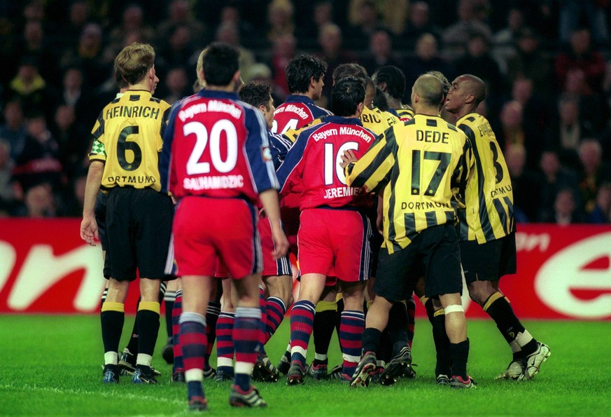 07.04.2001: Schiedsrichter Hartmut Strampe sorgt für drei Platzverweise und zehn Gelbe Karten. Bei den Bayern erhalten nur zwei Spieler keine Verwarnung – und sie beenden das Spiel nur zu neunt. Die B ...