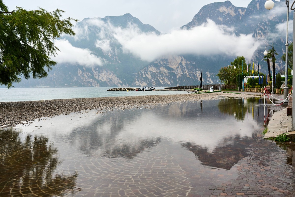 Nago Torbole, Lake Garda, Italy - June 25, 2024: Themed image Storm on Lake Garda: The rain has led to flooding in places. A path by the lake is under water *** Themenbild Unwetter am Gardasee: Der Re ...