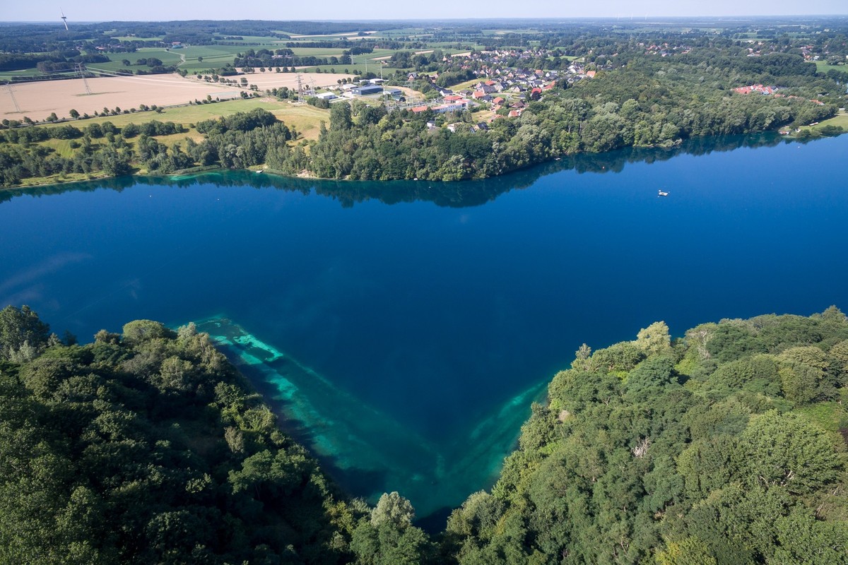 ARCHIV - 31.07.2020, Niedersachsen, Hemmoor: Der Kreidesee ist ein beliebtes Ziel f
