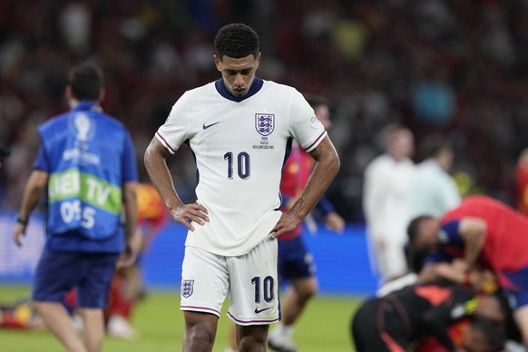 Englands Jude Bellingham reagiert am Ende des Endspiels zwischen Spanien und England bei der Fußball-Europameisterschaft 2024 in Berlin, Deutschland, Sonntag, 14. Juli 2024. Spanien gewann 2:1. (AP Photo/Fra ...