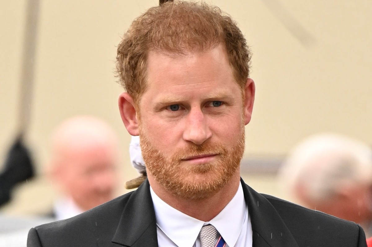 ARCHIV - 06.05.2023, Großbritannien, London: Prinz Harry kommt zur Krönungszeremonie von König Charles III. Er hatte den Verlag der britischen Zeitung «Mirror» wegen illegal gesammelter Informationen ...