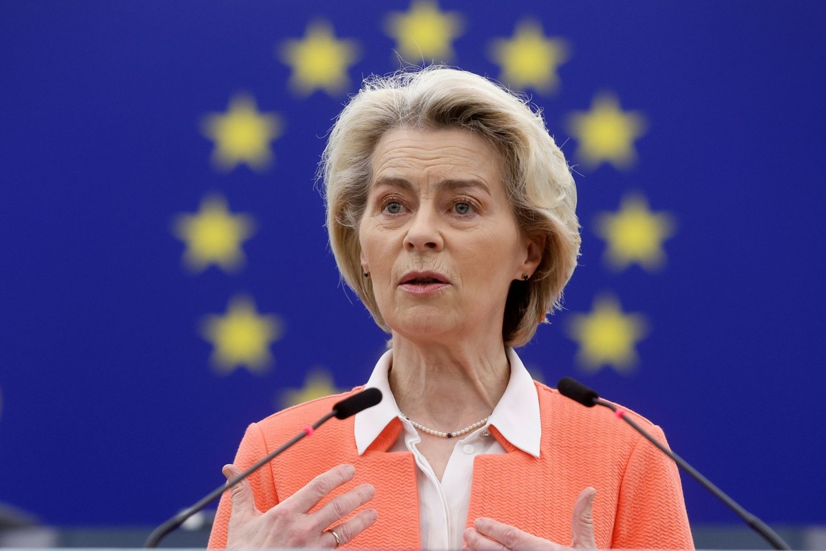 ARCHIV - 12.03.2024, Frankreich, Straßburg: Ursula von der Leyen, Präsidentin der Europäischen Kommission, hält eine Rede zur Vorbereitung einer Tagung des Europäischen Rates. (zu dpa: «Orbans Putin-R ...