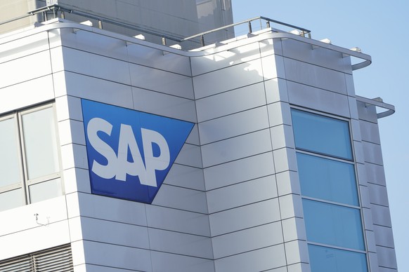 19.01.2024, Baden-Württemberg, Walldorf: Ein Schild mit der Aufschrift «SAP» hängt an einem Gebäude der Konzernzentrale des Softwareunternehmens SAP. Der Konzern gibt am 24. Januar seine Zahlen für da ...
