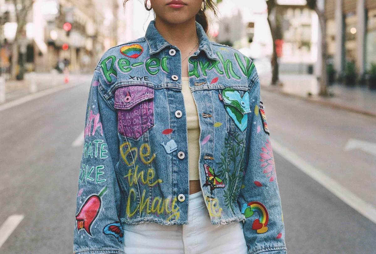 Im Tailor Shop kannst du deinen alten Denim-Klamotten einen kreativen Anstrich verpassen.