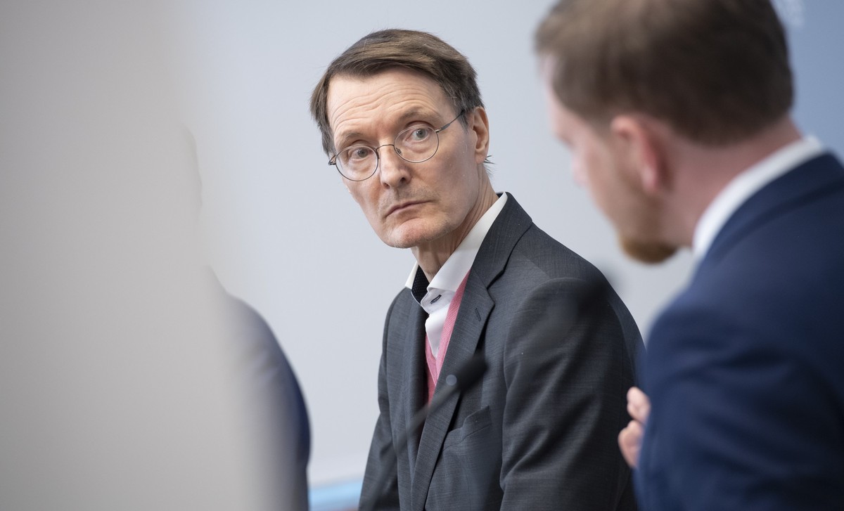 31.03.2023, Berlin: Nach der Sonderkonferenz der Ministerpräsidenten der ostdeutschen Bundesländer spricht Sachsens Ministerpräsident Michael Kretschmer (CDU) zu Journalisten. Bundesgesundheitsministe ...