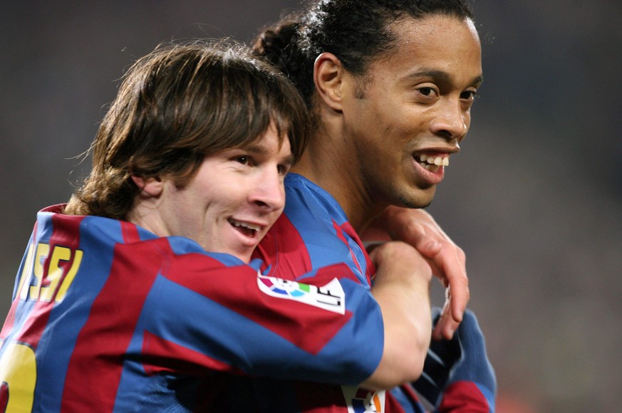 Im Jahr 2005 wurde "La Pulga" Profi beim FC Barcelona: Messi (l.) umarmt Ronaldinho.