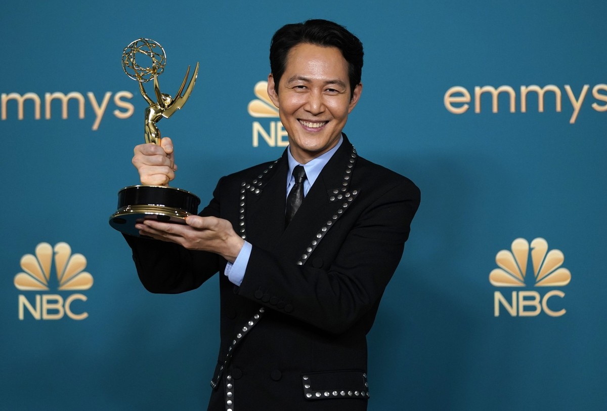 ARCHIV - 29.08.2022, USA, Los Angeles: Lee Jung-jae, Gewinner des Emmys f�r den herausragenden Hauptdarsteller in einer Dramaserie f�r "Squid Game", steht mit seinem Preis im Presseraum bei ...