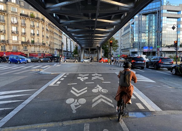 Fahrradweg in Paris bei der Pont de Bir-Hakeim