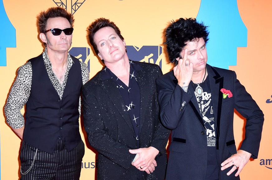 ARCHIV - 03.11.2019, Spanien, Sevilla: Tre Cool (l-r), Mike Dirnt und Billie Joe Armstrong, Mitglieder der Band Green Day, posieren auf dem roten Teppich der MTV Europe Music Awards 2019 im FIBES Conf ...