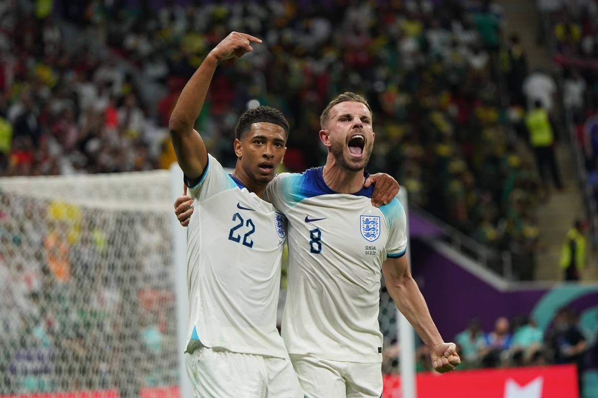Fussball , FIFA WM 2022, Fussball World Cup Qatar 2022, Achtelfinale England- Senegal , 04.12.2022, Al Bayt IStadion , Doha Qatar, ,jUde Bellingham, Jordan Henderson beide England jubeln, Foto Chai vo ...