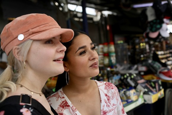 13.05.2019, Israel, Tel Aviv: Carlotta Truman (l) und Laurita Spinelli, Mitglieder des deutschen Duos Sisters, besuchen den Karmelmarkt. Das Duo &quot;Sisters&quot; nimmt am Eurovision Song Contest 20 ...