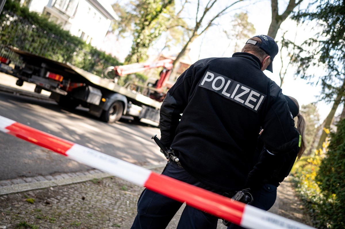 06.04.2023, Berlin: Mitarbeiter der Berliner Polizei haben in Berlin-Grunewald einen tatort abgesperrt. Am Donnerstagmorgen gab es in der Brahmsstraße einen tätlichen Angriff auf einen Taxifahrer. Fot ...