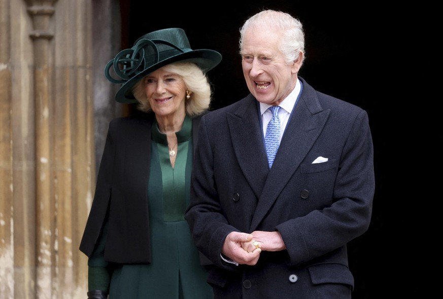 31.03.2024, Großbritannien, Windsor: König Charles III. und Königin Camilla verlassen die St. George&#039;s Chapel in Schloss Windsor nachdem sie am Ostersonntag den Ostergottesdienst besucht haben. F ...