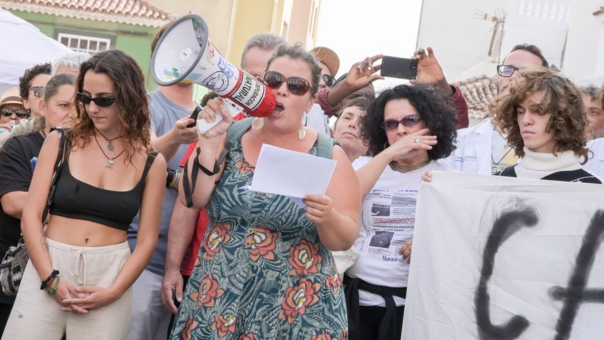 11.04.2024, Spanien, Santa Cruz De Tenerife: Mit Protesten und einem Hungerstreik wird ein Baustopp für das Hotel am Strand von La Tejita und für die Ferienanlage &quot;Cuna del Alma&quot; im kleinen  ...