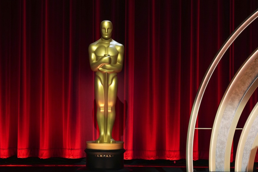 23.01.2024, USA, Los Angeles: Eine Oscar-Statue wird vor der Bekanntgabe der Nominierungen für die 96. Academy Awards im Samuel Goldwyn Theater ausgestellt. Die 96. Oscar-Verleihung findet am Sonntag, ...