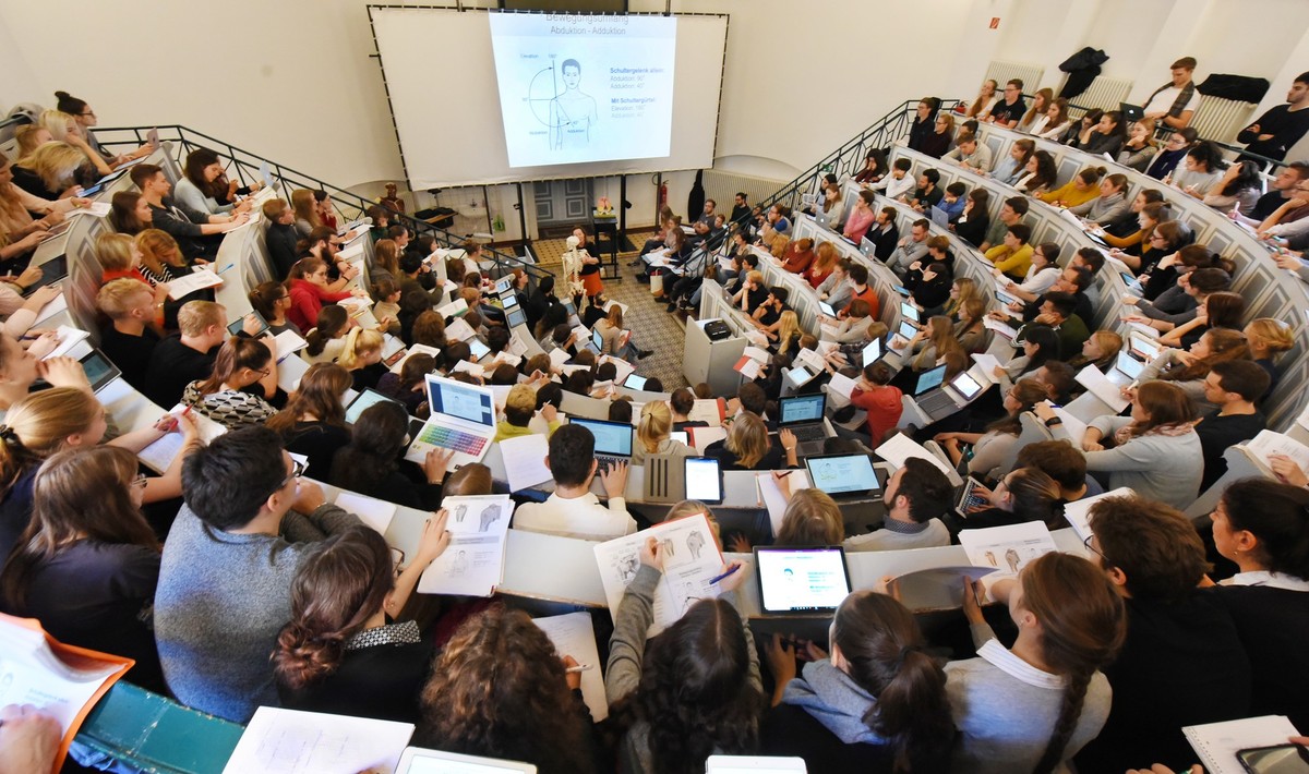 ARCHIV - 08.11.2018, Sachsen-Anhalt, Halle (Saale): Studierende der Medizin und der Zahnmedizin des ersten Studienjahres sitzen bei einer Vorlesung in einem Anatomie-Hörsaal der Medizinischen Fakultät ...