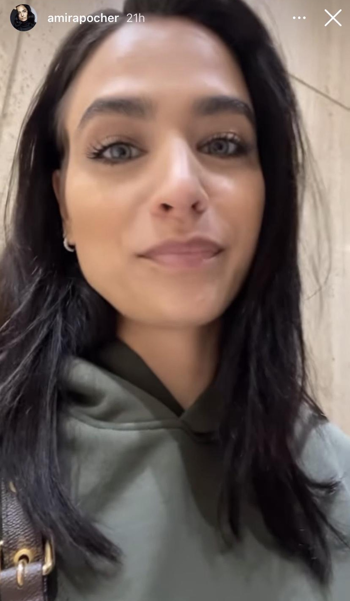 Amira Pocher nimmt ihre Follower dabei mit, wie sie den Fahrstuhl betritt.