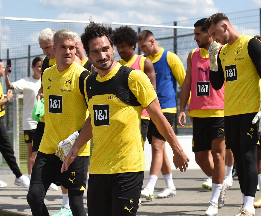 18.07.2023, Dortmund, Germany, BVB-Trainingsgelaende Hohenbuschei, BV Borussia Dortmund - Training - 18.07.2023, Mats Hummels Borussia Dortmund schaut Foto Ralf Treese, Ralf Treese Dortmund BVB-Traini ...