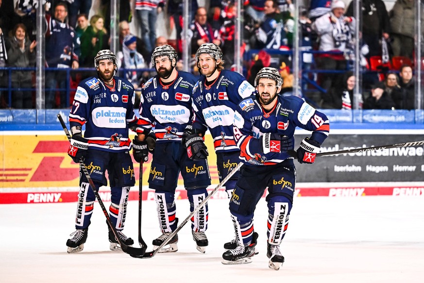 Siegtorschütze Emile Poirier Iserlohn Roosters, 19 vor Torsten Ankert Iserlohn Roosters, 81 Kaspars Daugavins Iserlohn Roosters, 61 Tim Bender Iserlohn Roosters, 77, Torjubel, Jubel, Freude , Iserlohn ...