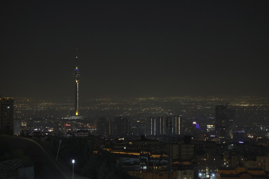 26. Oktober 2024, Iran, Teheran: Ein Blick auf die iranische Hauptstadt Teheran am frühen Samstag. Foto: Vahid Salemi/AP +++ dpa-Bildfunk +++