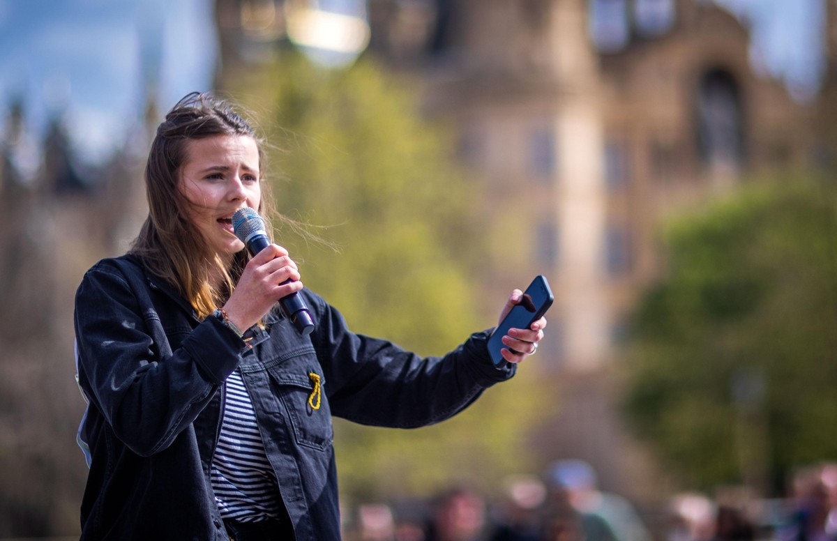 Die deutsche Klimaaktivistin Luisa Neubauer spricht bei einer Protestaktion von Aktivistinnen und Aktivisten von Fridays for Future vor dem Schloss. Der Aufruf zum sogenannten Klimastreik erfolgte als ...