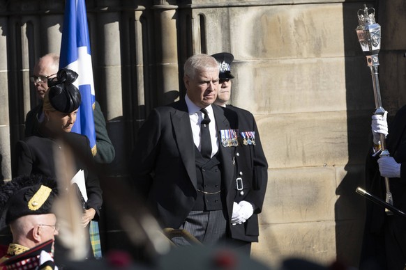 Tod von Queen Elizabeth II. - Trauerfeier in der St. Giles Kathedrale in Edinburgh . 12/09/2022. Edinburgh, United Kingdom. Sophie, Countess of Wessex and Prince Andrew leaving a service for Queen Eli ...