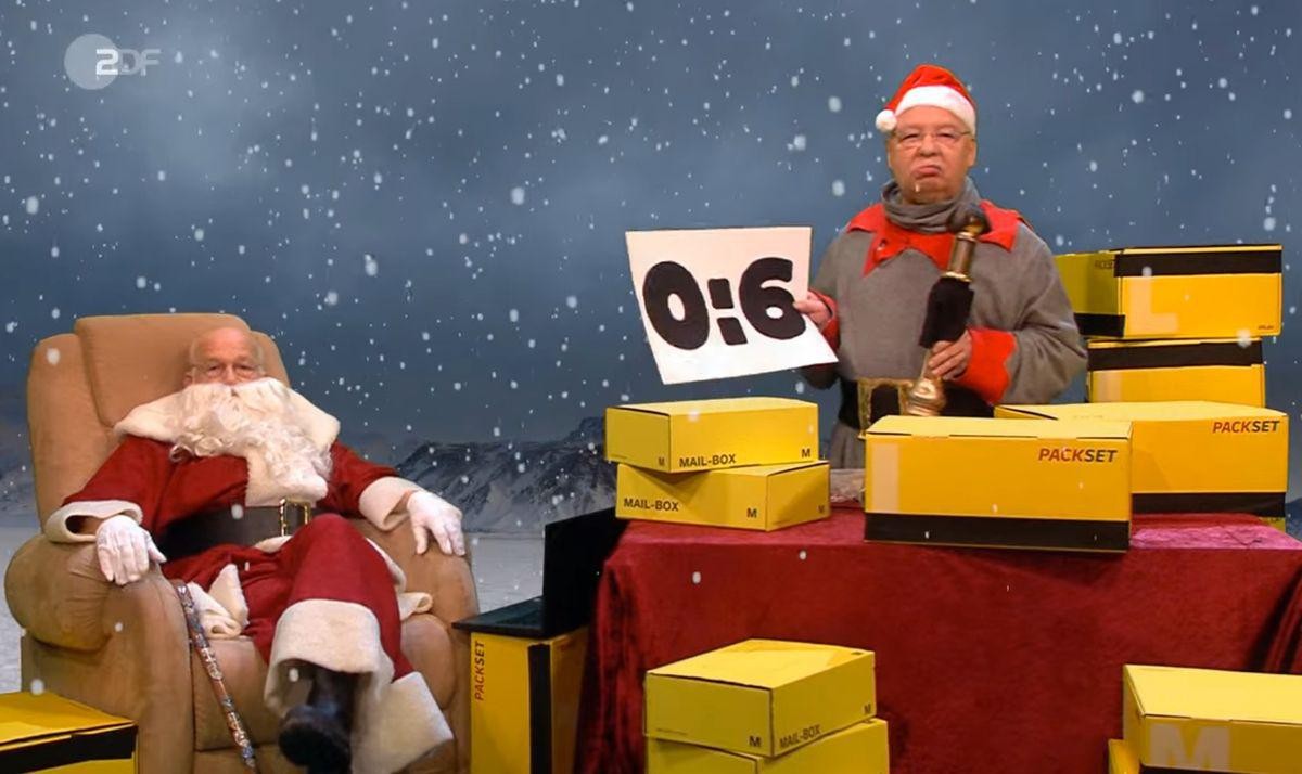 Der Nikolaus und sein letzter Elf zeichneten Jogi Löw als sportlichen "Vollpfosten des Jahres" aus.