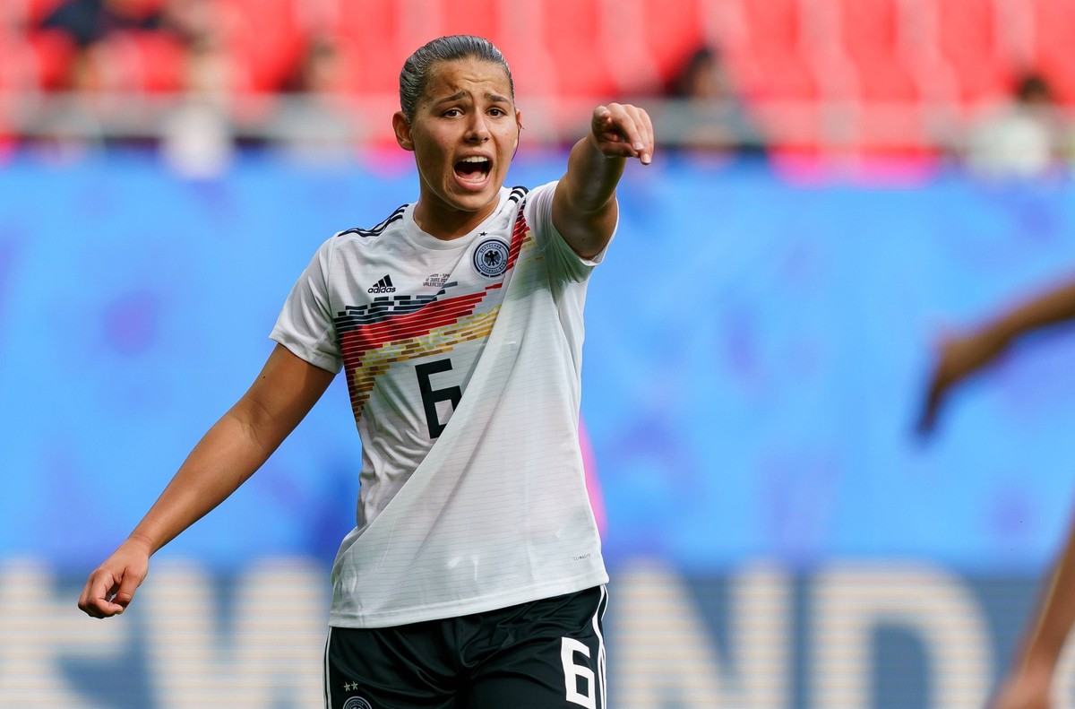 Valenciennes, France 12.06.2019, FIFA Fussball-Weltmeisterschaft 2019 der Frauen, Gruppe B, 2. Spieltag, Deutschland - Spanien, Lena Oberdorf (GER) gestikuliert, gestures ( Defodi-01001215519 *** Vale ...