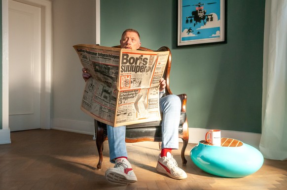 In dem Clip ist Boris Becker mit einer alten "Bild"-Zeitung zu sehen.