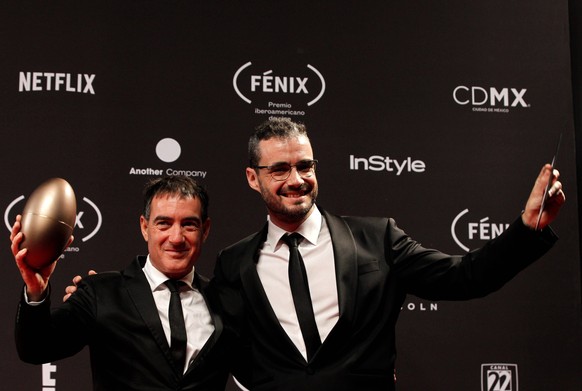 Television producer, writer, series creator, screenwriter and Spanish film director Alex Pina (L) and Spanish screenwriter Javier Gomez (R) with the Fenix Award, in Mexico City, Mexico, 7 November 201 ...