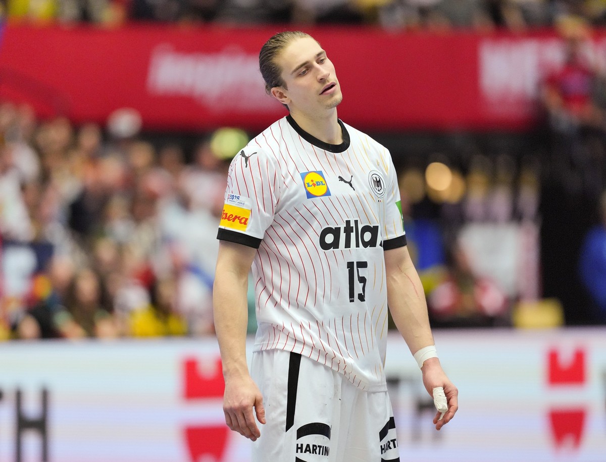 19.01.2025, Dänemark, Herning: Handball: WM, Deutschland - Tschechien, Vorrunde, Gruppe A, 3. Spieltag, Deutschlands Juri Knorr steht auf dem Spielfeld. (zu dpa: «Wieder Sorgen um Handballer Knorr: «I ...