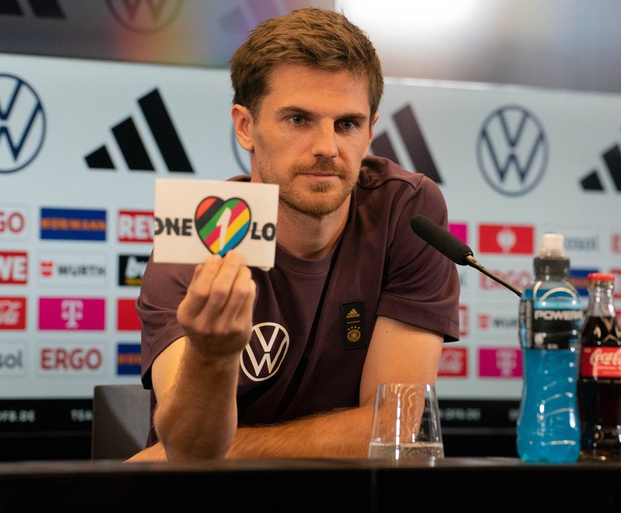 21.09.2022, xsltx, Fussball UEFA Nations League, Deutschland - Training und Pressekonferenz emspor, v.l. Jonas Hofmann mit der Binde zum Bekenntnis, in Katar ein Zeichen setzen zu wollen. DFL/DFB REGU ...