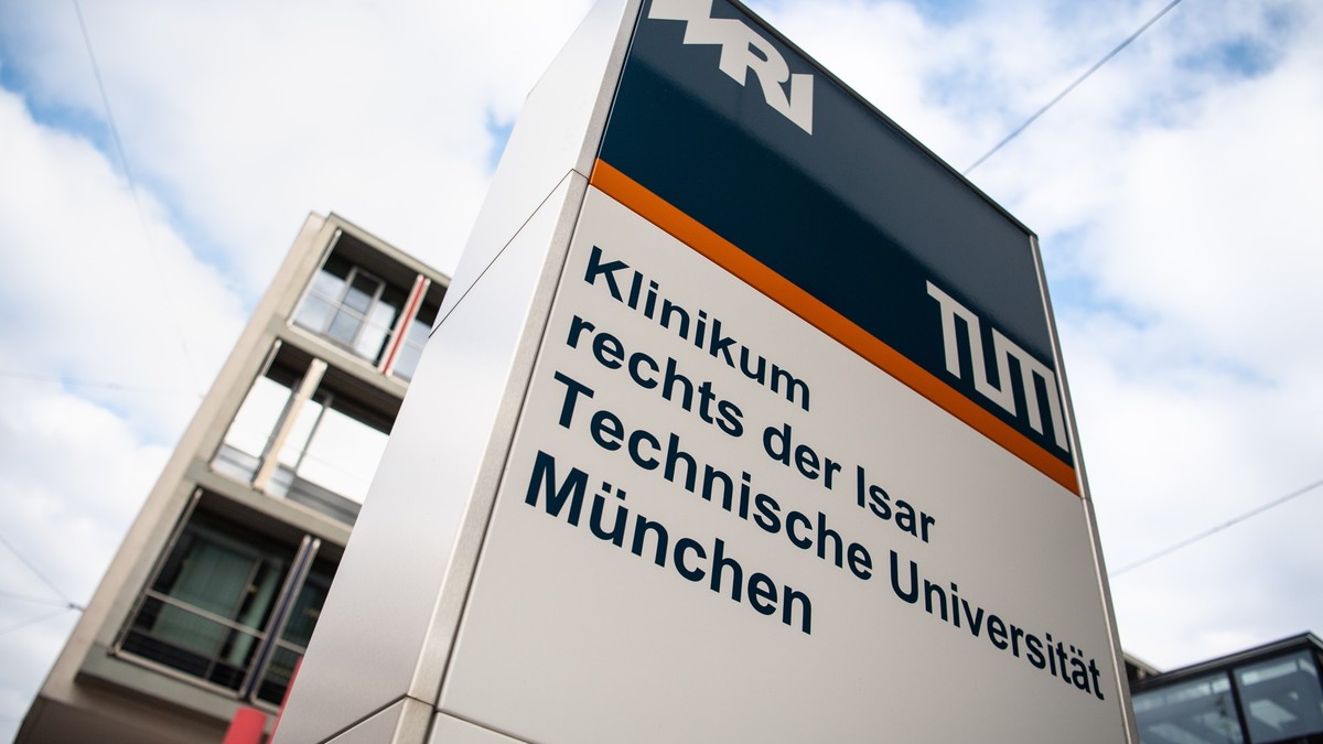 ARCHIV - 11.11.2020, Bayern, München: Der Schriftzug «Klinikum rechts der Isar - Technische Universität München» ist an einem Gebäude des Klinikums zu sehen. (zu dpa: «Grünes Licht vom Kabinett: Spitz ...