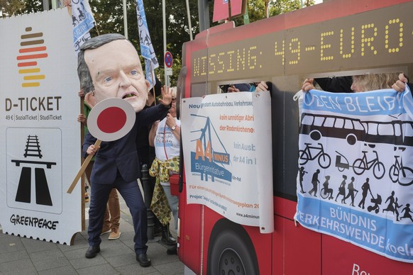 Proteste von B�rgern , Compact und Greenpeace gegen die Abschaffung des 49Euro-Tickets Deutschland-Ticket vor dem Maritim-Hotel in K�ln in dem die Verkehrsministerkonferenz am 11. und 12.10.2023 tagt. ...