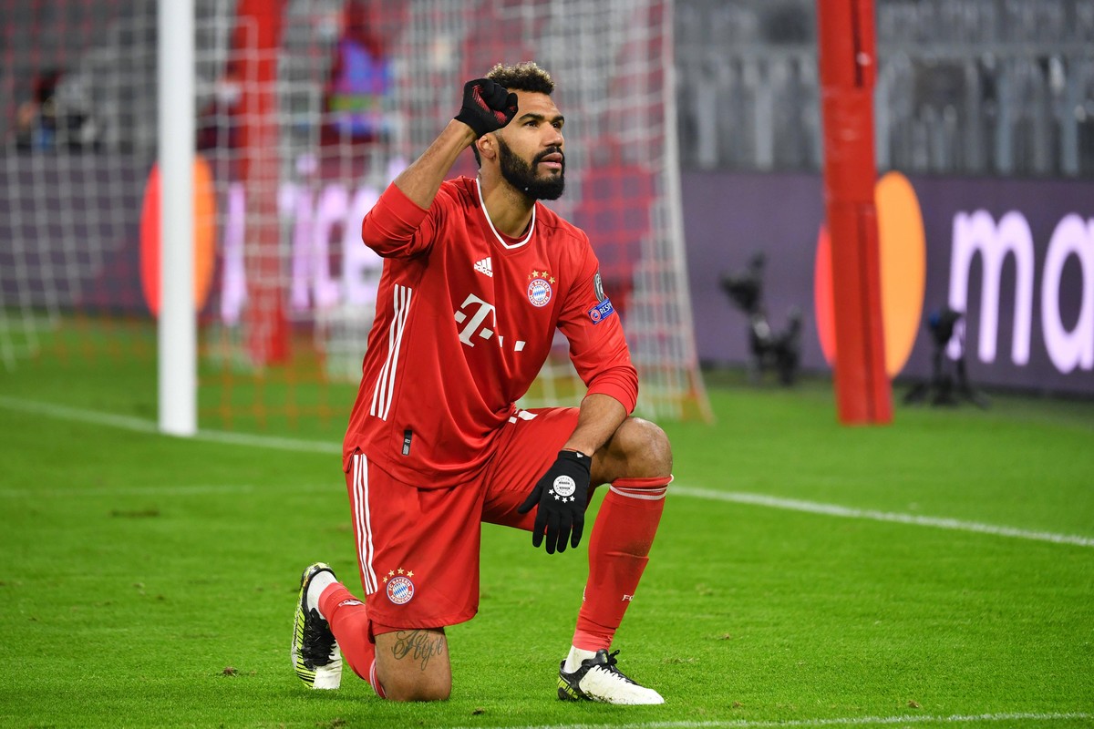 Torjubel Eric Maxim Choupo-Moting Bayern Muenchen nach Tor zum 2-0 Jubel,Freude,Begeisterung,Aktion. geht in die Knie und schliesst die Augen, Geste Black-Lives-Matter,gegen Rassismus. FC Bayern Muenc ...