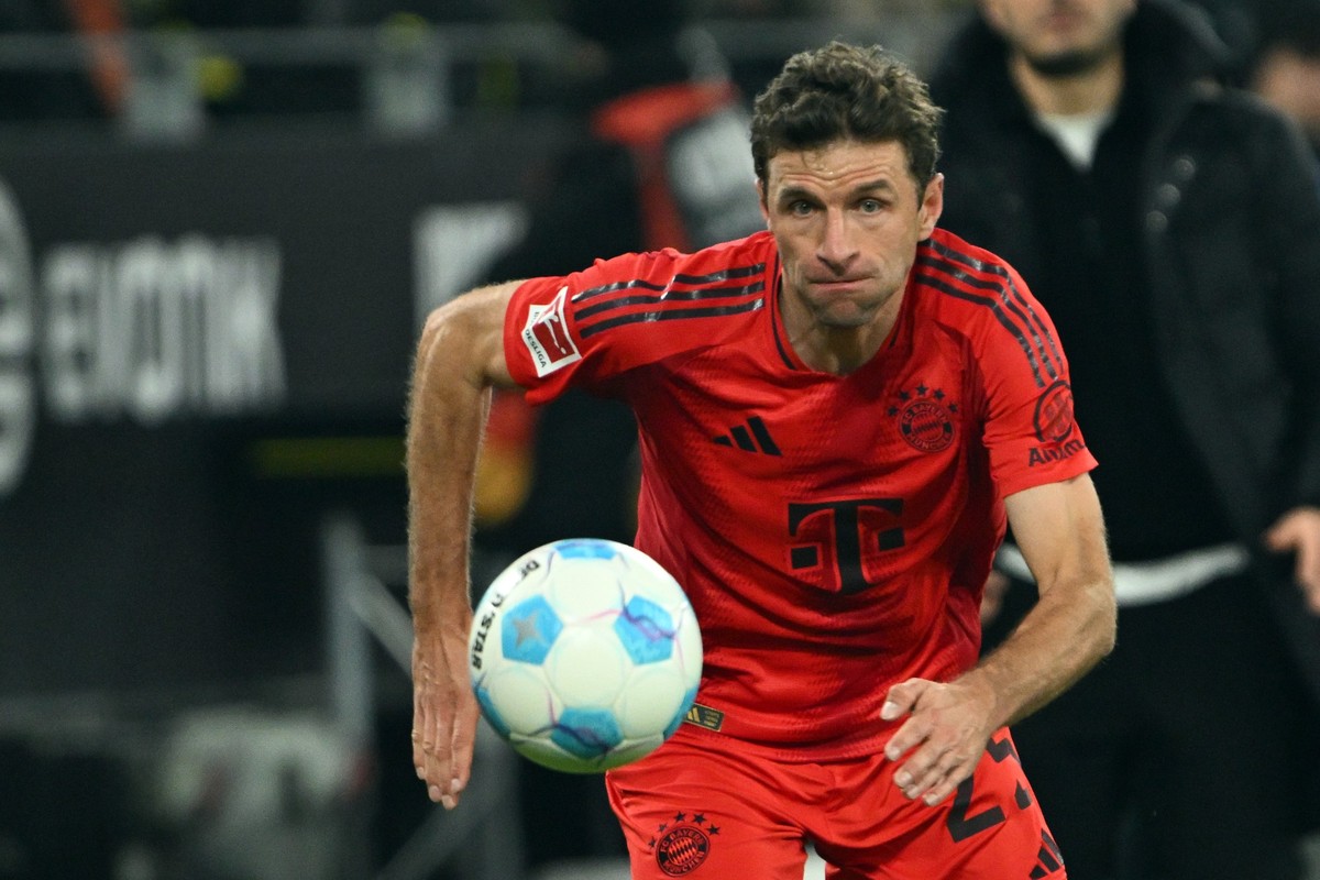 30.11.2024, Nordrhein-Westfalen, Dortmund: Fußball: Bundesliga, Borussia Dortmund - Bayern München, 12. Spieltag, Signal Iduna Park, Münchens Thomas Müller spielt den Ball. (zu dpa: «Kompanys Kane-Lös ...