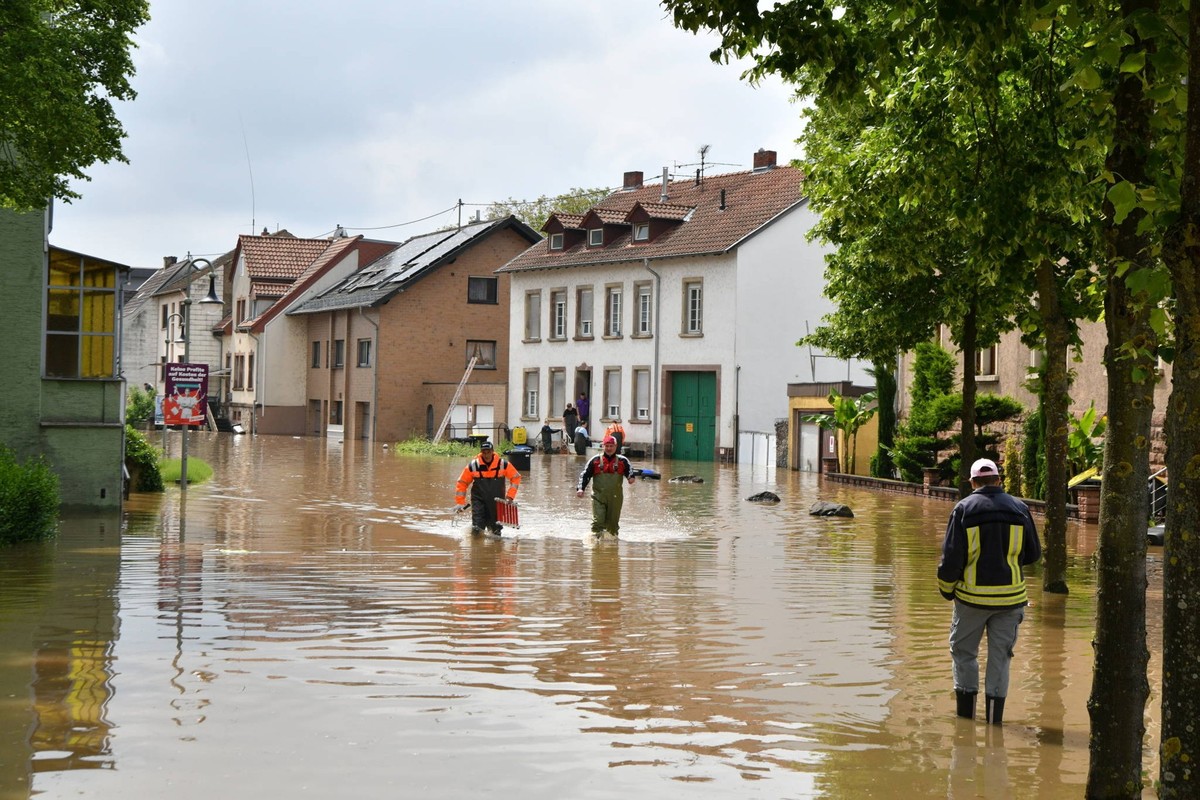 Starkregen sorgte im Saarland f�r Hochwasser. Das f�hrte zu Erdrutschen und �berflutungen. Hier Evakuierungen am Sonntag 19.5.2024 in der Els�sser Strasse in Kleinblittersdorf. *** Heavy rain caused f ...