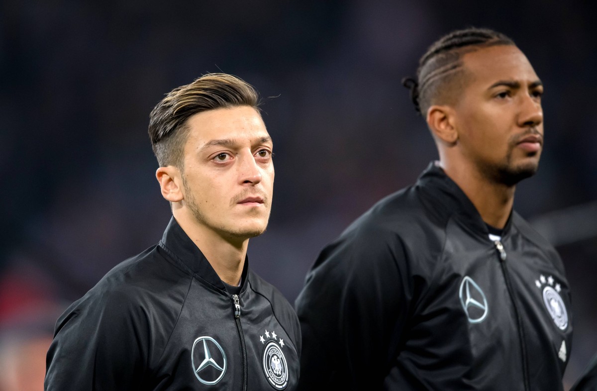 FUSSBALL WM 2018 Vorrunde Gruppe F -- Deutschland - Mexiko 17.06.2018 Mesut Oezil (li) und Jerome Boateng (re, beide Deutschland) *** FIFA World Cup 2018 Preliminary Group F Germany Mexico 17 06 2018 ...