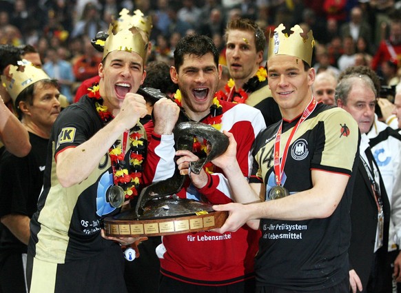 Dominik Klein (l.), Henning Fritz und Christian Zeitz bejubeln den WM-TItel 2007.