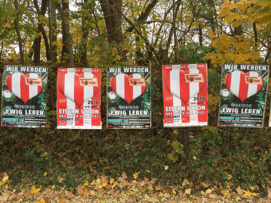 Die Plakate der Union-Theaterstücke an der Alten Försterei.