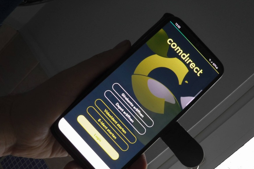 Comdirect App auf dem Handy *** Comdirect app on the cell phone Copyright: xLobeca/RalfxHomburgx
