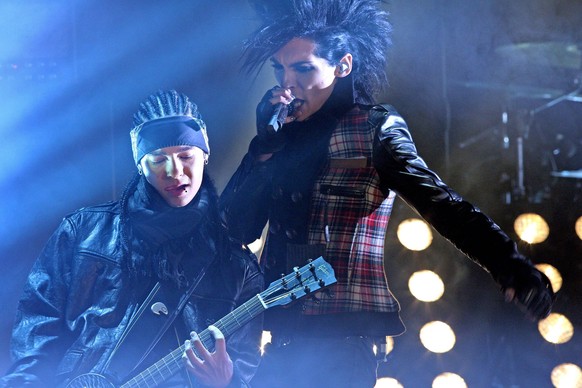 Bildnummer: 53498200 Datum: 03.10.2009 Copyright: imago/STAR-MEDIA
ZDF - Wetten, dass...? - Gitarrist Tom Kaulitz links und Sänger Bill Kaulitz ( beide GER / Tokio Hotel ). Gitarrist Tom Kaulitz links ...