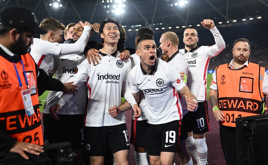 Sport Bilder des Tages 28.04.2022, xkvx, Fussball UEFA Europa League, West Ham United - Eintracht Frankfurt emspor, v.l. Daichi Kamada Eintracht Frankfurt , Rafael Borre, Rafael Santos Borre Maury Ein ...