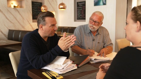 Tim (l.) und Schuldnerberater Ralf sprechen mit Anke und Eva.

Die Verwendung des sendungsbezogenen Materials ist nur mit dem Hinweis und Verlinkung auf RTL+ gestattet.