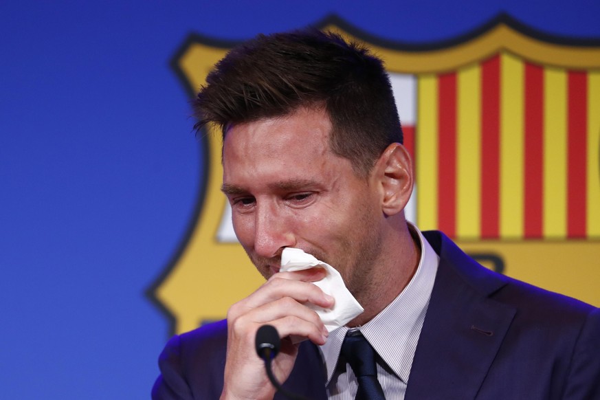 08.08.2021, Spanien, Barcelona: FC Barcelonas Lionel Messi weint zu Beginn einer Pressekonferenz im Camp Nou Stadion. Der FC Barcelona hatte zuvor bekannt gegeben, dass die Verhandlungen mit Lionel Me ...