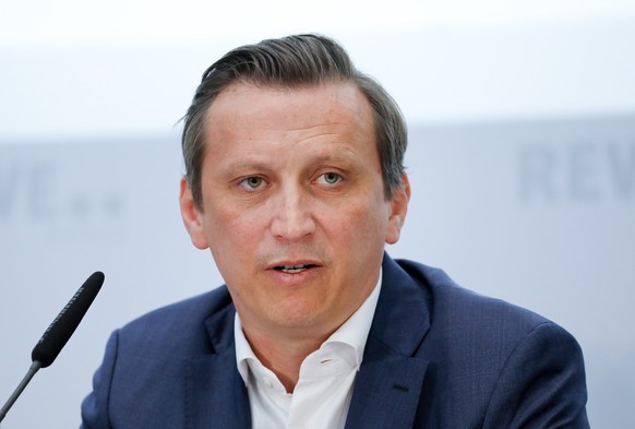 ARCHIV - 03.04.2019, Nordrhein-Westfalen, K�ln: Lionel Souque, Vorstandsvorsitzender des Rewe-Konzerns. Rewe-Chef Lionel Souque soll den K�lner Handelsriesen bis Ende 2028 leiten. (zu dpa: �Souque ble ...